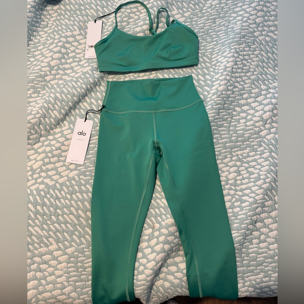 Alo Yoga airlift set in Lettuce